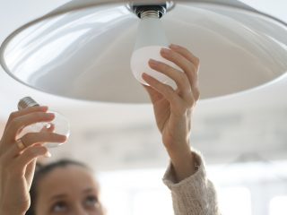 「LED」vs「蛍光灯」電気代はどちらがお得？ メリットや注意点を解説