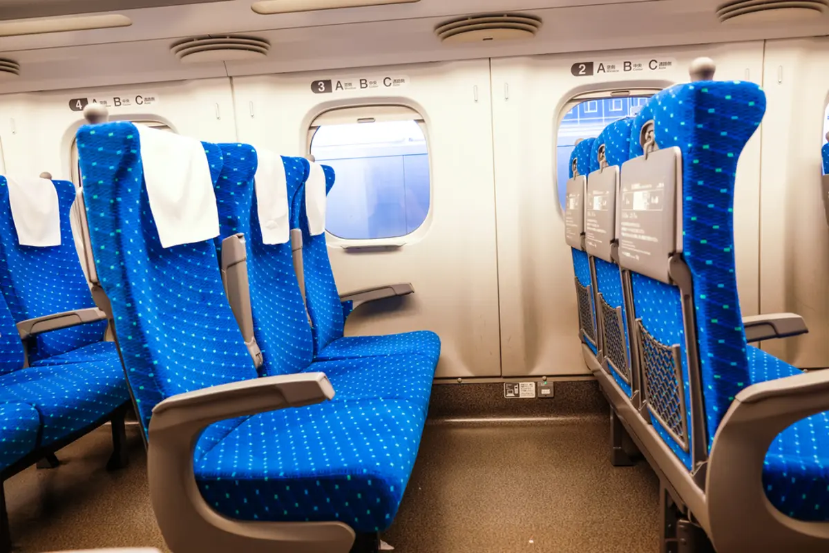 新幹線の「窓側指定席」を取っていたのに、子連れに「席替わってください」と言われました…。正直嫌なのですが、座席交換は問題ないのでしょうか？