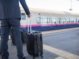 「新幹線」で大きなスーツケースの持ち込みは1000円かかる!?「無料」にする方法とは？