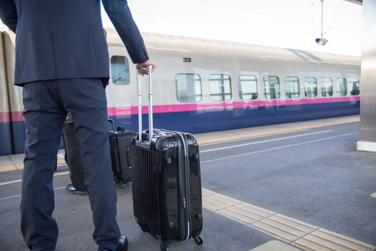 「新幹線」で大きなスーツケースの持ち込みは1000円かかる!?「無料」にする方法とは？