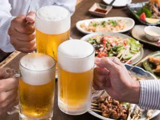 職場の飲み会は「2次会」まで参加するべきですか？ 先輩に「付き合いが大事」と言われましたが、強制なら残業代を出してほしいです…