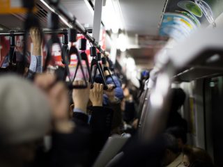 同僚が通勤手当をもらいながら「一日乗車券」で交通費を浮かして、差額を着服していました…。これって不正受給ではないですか？