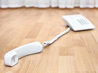 ほとんど使っていない「固定電話」を解約したい！年間どのくらいの節約になる？