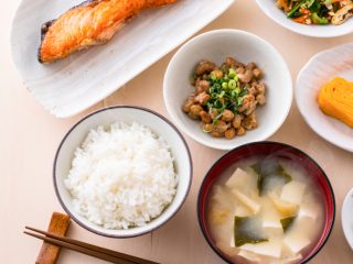 「牛丼屋」で朝食を食べたいのですが、駅前に大手4社が揃っていて迷います。それぞれの値段とメニューが知りたいです。