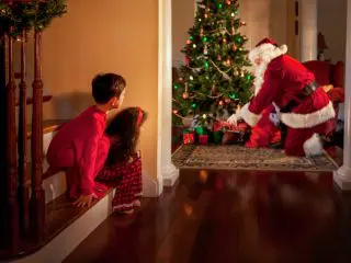 サンタさんが日本中の子どもに「プレゼント」するために、実際いくらお金が必要？ 1人にかけられる時間は「0.005秒」という結果に