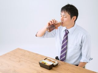 スーパーで「お茶」の買い置きをするのと、毎回自販機で買うのはどっちがいいの？