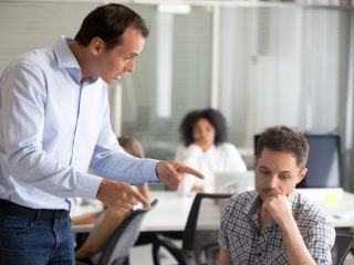 職場でよく備品をなくしますが、費用は請求されるでしょうか？ 何度か注意されています……。