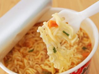 自炊が面倒で毎日「カップラーメン」を食べていますが、やはり野菜など追加すべきでしょうか？ 栄養面・節約面で問題ないですか？