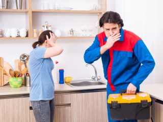 古いアパートなので、水道水が若干さび臭いです。節約したいので普通に飲んでいますが、体調を崩した場合の補償はあるでしょうか。