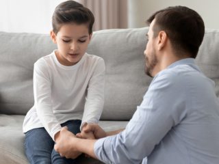 我が子に年収を聞かれてヒヤリ……。正直に答えるべきでしょうか？