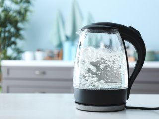 お湯を沸かすなら「1L×魔法瓶」と「250ml×5回」のどちらがお得？ やかん・電気ポットそれぞれの費用を比較