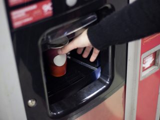 職場の自販機で一杯「100円」のカップコーヒーを購入するのと、水筒にコーヒーを入れて持っていくのではどちらがお得ですか？