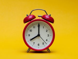 始業時刻は「8時」ですが、「7時50分」には席についています。ぎりぎりだと上司に「遅くない？」と言われますし、タダ働きのように感じてしまうのですが、この10分は労働時間に含まれないのでしょうか？