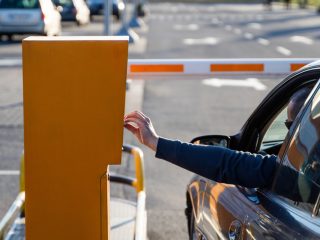 「24時間最大700円」の駐車場に2日間駐車したら「4200円」請求された!? コインパーキングの思わぬ落とし穴とは？