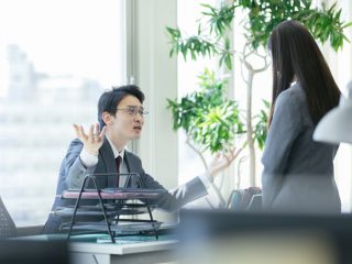 有休を連続で1週間使うのは「非常識だ」と言われました。ボーナスも下げられそうなのですが、自由に使えるものではないのでしょうか？ 本当に非常識なんですか？