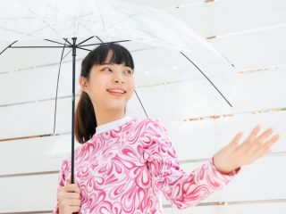 雨が降るといつもコンビニで「ビニール傘」を買ってしまいます…。年間どれくらいの費用がかかっていますか？