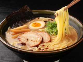 サラリーマンランチの双璧「ラーメン」と「そば」、コスパと栄養を徹底比較！