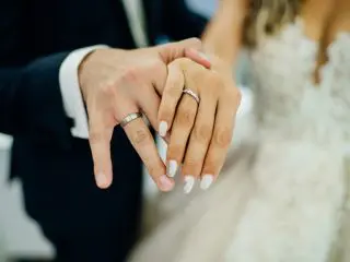 友人の結婚報告の写真に指輪が3つ。結婚指輪と婚約指輪は両方必要なの？相場を教えてください！