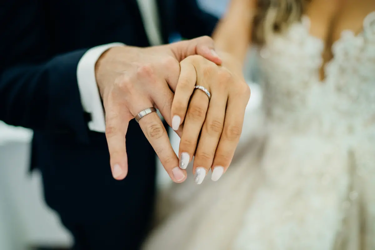友人の結婚報告の写真に指輪が3つ。結婚指輪と婚約指輪は両方必要なの？相場を教えてください！
