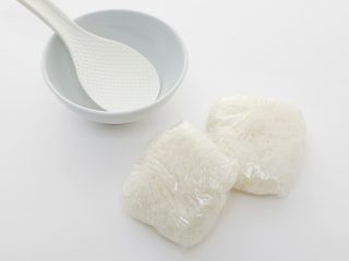 節約のため、大量に炊いたご飯を冷凍しているのですが、冷蔵庫の電気代は上がるでしょうか？