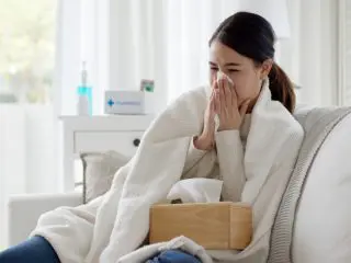 風邪をひいて有休を取ろうとしたら「風邪程度なら休むのはダメ」と言われました…拒否したら評価に響くのでしょうか？