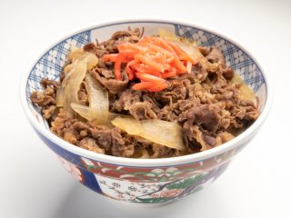 仕事の昼休憩は手短に済ませたい…！「親子丼」と「牛丼」、どちらが手軽で安い？