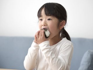 外食前、子どもに「カップ麺」や「おにぎり」を食べさせています。節約のためとはいえ、あまり良くないでしょうか…？