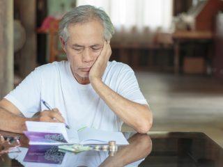 健康上の理由で60歳の定年退職で完全に仕事を辞めます。65歳の年金受給までに生活費はいくらかかるでしょうか？