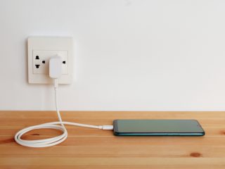 オフィス内でスマホを「充電」したら給与から電気代を差し引くといわれました。支払う必要はあるのでしょうか？