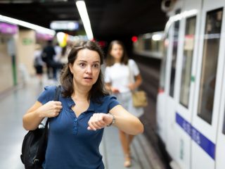 都内に転職したのですが、朝の電車って「遅延」しすぎじゃないですか？ 電車遅延なら遅刻しても大丈夫でしょうか…？