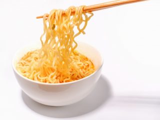 「ラーメン」が好きすぎるのですが、ラーメン屋に行かず「袋麺」にしたらかなり費用が抑えられますか？