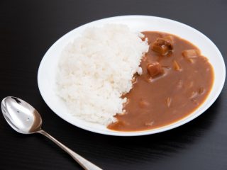 単身赴任中の40歳です。休日の昼ごはんに外食で「カレー」を毎日食べるとどれくらいお金がかかりますか？