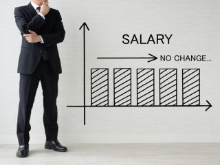 40歳で「年収400万円」、入社以来ほぼ昇給なしです…子どもがまだ小学生ですし、将来のために転職すべきでしょうか？