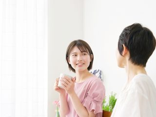 「年収300万円」のシングルマザーですが、子どもが「私立高校」への進学を希望しています。この年収では公立に進学させるべきでしょうか？ 利用できる制度はありますか？