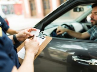 スピード違反は罰金を払うけど、法定速度「以下」のノロノロ運転は違反にならない!?