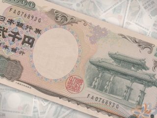 2000円札を手に入れたので、5000円でコレクターに売ろうと思います。現金の売買は法律的によろしくないですか？