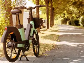 電動アシスト自転車か電動キックボードを通勤で使いたい！ どちらがコスパはよいでしょうか？