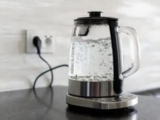 家庭でのお湯、電気ポットで保温するって「もったいない」のでしょうか？ ステンレスポットと比べてどのくらい違いがありますか？