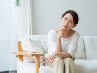 夫と子どもの3人暮らしです。母から「生活保護」の扶養照会が届きましたが、専業主婦で収入がありません。援助ができないなら断るべきでしょうか…？