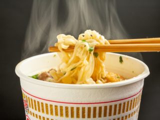 毎日の夕食で食べるカップ麺。スープをトイレに流していますが、水道代はどれほどかかるでしょうか。