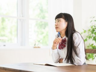 奨学金や教育ローンを借りて進学するって大変そうです。大卒のほうが本当にトクなのでしょうか？