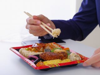 職場のランチを「コンビニ弁当」から「手作り弁当」にすると、「月7000円」の節約が可能!? 外食の場合との食費も比較