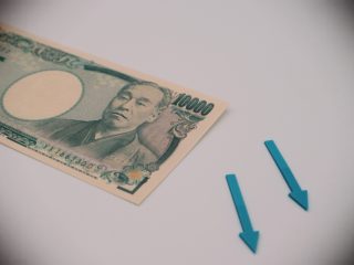 定年後、再雇用で月収が「40万円」から「20万円」に激減！ 収入が減ると「給付金」を受け取れる場合もあるって本当？ 要件や支給額を解説