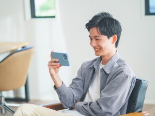 新作スマホが出るたび買い替える夫。ガジェットオタクは結構ですが、家計が苦しいです。スマホの適切な買い替えタイミングを教えてください！