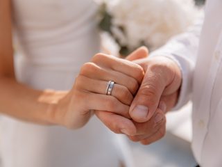 32歳、大学時代の友人の結婚式に参加しましたが、みんな年収「500万円」は超えているようです。私はようやく「400万円」を超えたところですが、やはり低いでしょうか…？