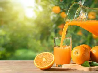 【ぼったくり？】カフェでオレンジジュースを頼んだら、業務用スーパーのジュースを入れているのが見えました。原価率が恐ろしく低いのではないでしょうか……。