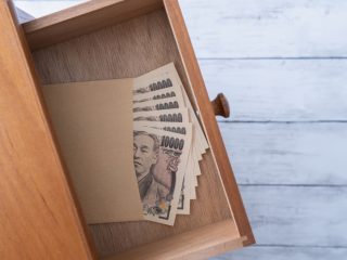 父の遺品整理をしていたら「タンス預金」を発見…！バレなきゃこのまま受け取っても問題ないですよね？