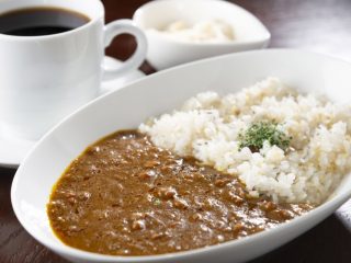 1人暮らしは「毎日カレー」で十分？ 肉と野菜が入っているなら栄養バランスが良いの？ コスパ・栄養面について検証