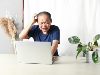 もうすぐ60歳ですが貯蓄がなく、年金の「繰下げ受給」を検討中です。何歳まで働けば年金だけで生活できるでしょうか？