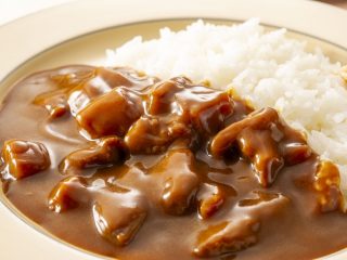 カレーは西日本では「牛肉」、東日本では「豚肉」が定番!? それぞれのメリットやコスパも解説